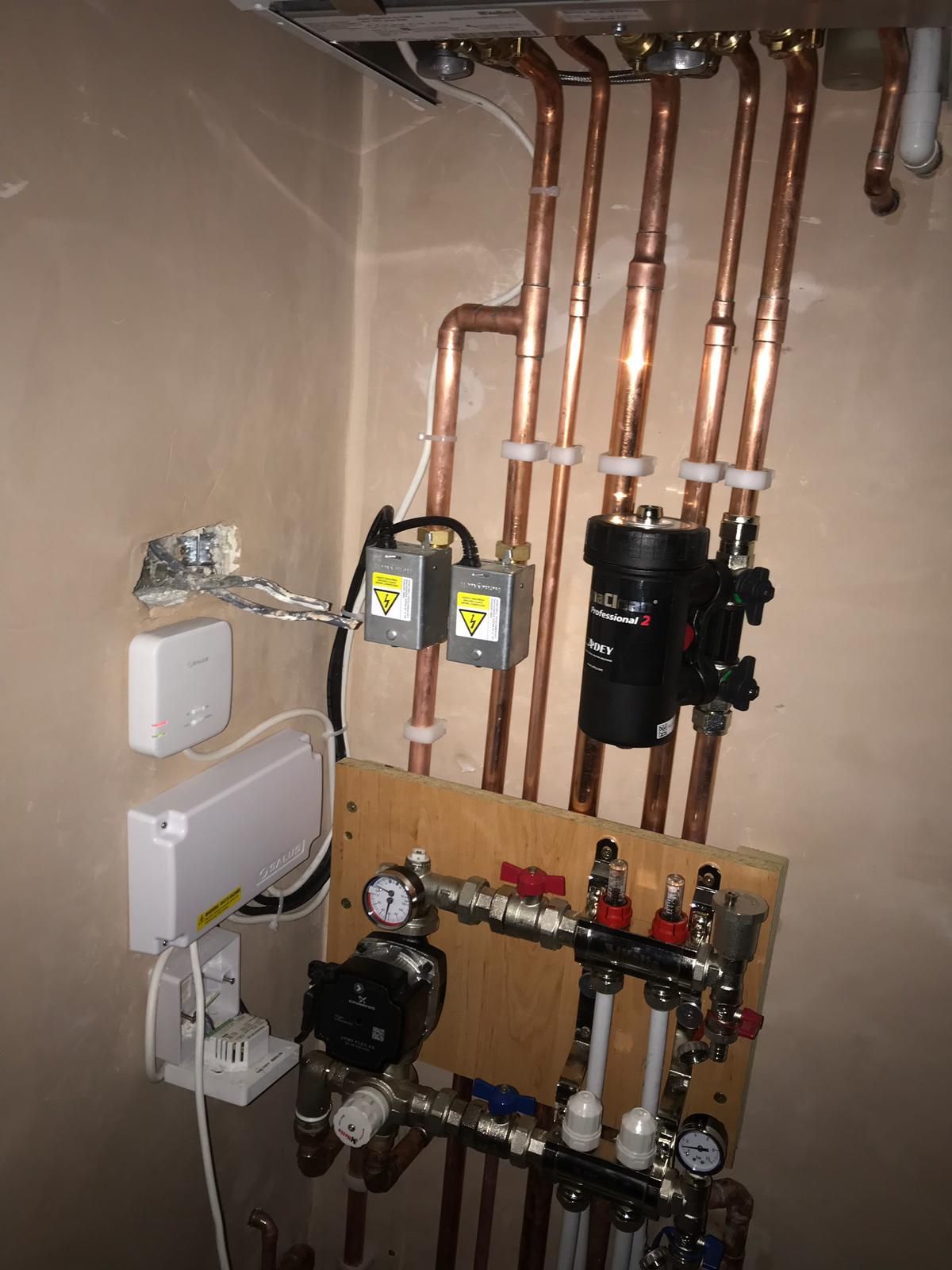 Heating manifold and magnetic filter, set out on board